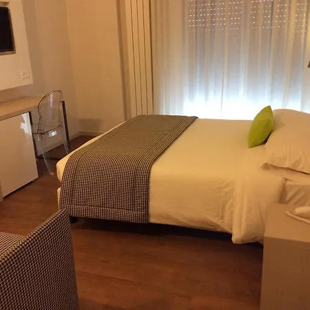 מלון Ariston & 3*