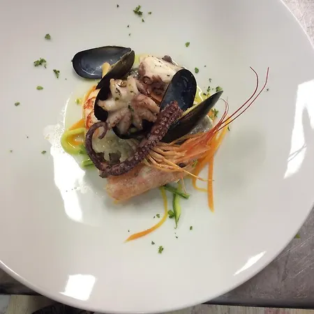 Ariston & فندق فاراتسي