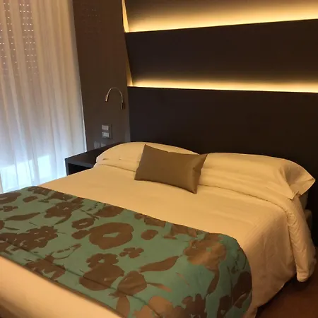 Ariston & فندق فاراتسي