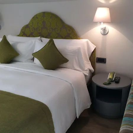 Ariston & 3* فاراتسي