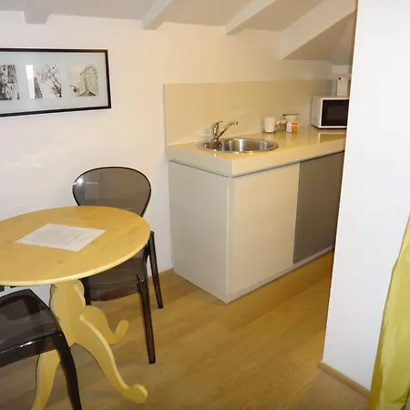 Ariston & מלון ואראצה