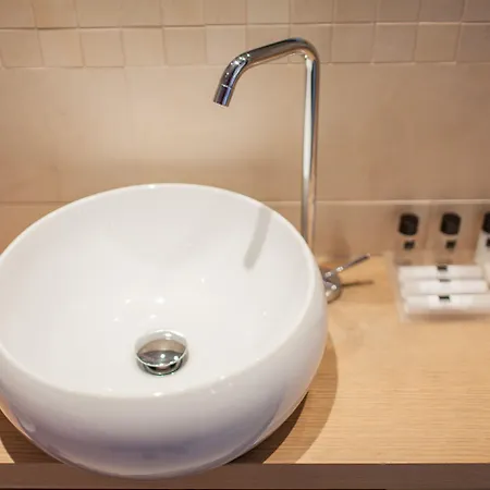 Ariston & מלון 3*