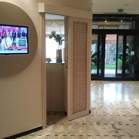 Ariston & فندق فاراتسي