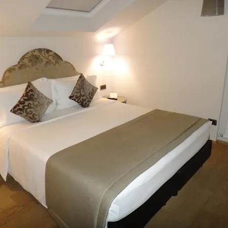 Ariston & فندق فاراتسي