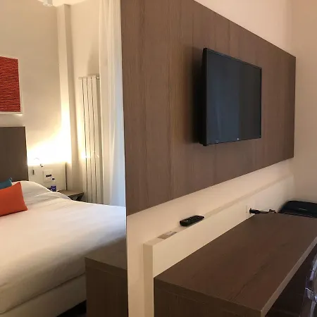 Ariston & فندق فاراتسي