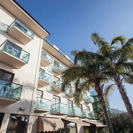 מלון Ariston & ואראצה