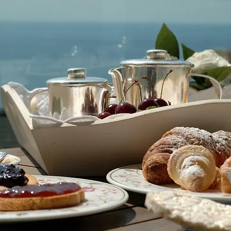 Ariston & מלון ואראצה