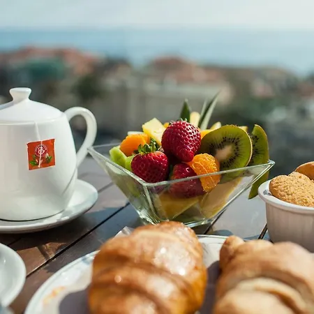 Ariston & מלון 3*