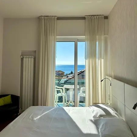 Ariston & Hotell 3*